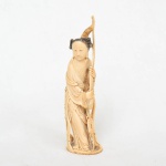 Escultura representando gueixa em marfim oriental assinado. Medida: 17,5cm de altura x 4cm de comprimento x 5cm de profundidade.