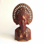 ÍNDIA - Belíssimo Busto de figura feminina esculpido em bloco de madeira envernizada. Ricos detalhes. Dimensões: 20 cm.