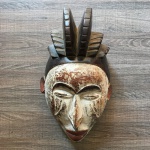 ARTE AFRICANA - Belíssima máscara Africana em madeira talhada e policromada. Exemplar parte de coleção. Dimensões: 37 cm x 22 cm x 18 cm.