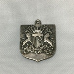 EBERLE - Antigo emblema "BRASÃO CAXIAS DO SUL" em metal cinzelado, espessurado a prata. Dimensões: 5 cm aproximadamente.