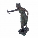 Magnífica escultura em bronze, de origem Européia e estilo renascentista, representado figura feminina com o braço estendido.Exemplar  de proporções perfeitas, rico em detalhes. Antigo e em excelente estado de conservação.Dimensões: 52 cm altura. Aproximadamente 8 kg.