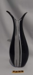 MURANO  Belo e robusto este vaso de murano com belíssimo tom negro com faixas verticais brancas, possui bordas recortadas em V. Medindo 32cm. Peça em excelente estado.