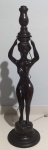 Grandiosa e bela escultura/luminária esculpida em bloco único de madeira representando mulher nua. Ricos detalhes. Dimensões: 94 cm altura.