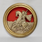 DA PENHA - Magnífico medalhão de São Jorge , executado em estuque dourado e patinado. Dimensões : 43 cm diâmetro x 6 cm de espessura.