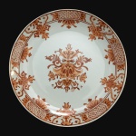 SCHMIDT - Antigo e elegante prato em porcelana esmaltada decorada com folhagens, galerias e arabescos em tons de vermelho pintadas à mão. Dimensões: 30 cm.