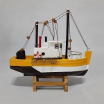 Barco de pesca "TRAINEIRA" nas cores preto e amarelo em madeira sobre base com ricos detalhes. Exemplar de coleção e em excelente estado. Dimensôes: 16 cm x 16 cm.