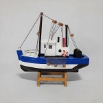 Barco de pesca "TRAINEIRA" nas cores preto e azul em madeira sobre base com ricos detalhes. Exemplar de coleção e em excelente estado. Diemsôes: 16 cm x 16 cm.