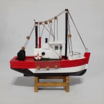 Barco de pesca "TRAINEIRA" nas cores preto e vermelho em madeira sobre base com ricos detalhes. Exemplar de coleção e em excelente estado. Dimensôes: 16 cm x 16 cm.
