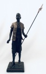 Escultura representando guerreiro, em resina com riquíssimos detalhes. Presença de imperceptíveis restauros. Dimensões: 37 cm.
