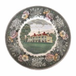 OLD ENGLISH STAFFORDSHIRE - Antigo prato em porcelana esmaltada decorada com painsagem ao centro. Exemplar de coleção. Dimensões: 25 cm.