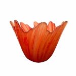 Belo vaso em vidro com borda ondulada revestido de vermelho. Dimensões: 12 cm x 16 cm.