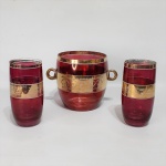 Balde para gelo e dois copos, anos 50,  em vidro em tons de vermelho e detalhes pintado à Ouro. Dimensões copo 14 cm x 6,5 cm / balde 13,5 cm x 12,5 cm.