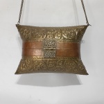 ÍNDIA - Antiga bolsa com fecho e alça em metal dourado ricamente decorado com arabescos incrustados. Dimensôes: 61 cm com alça x 17 cm / sem a alça :12cm x 17 cm .