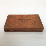 Antiga caixa de charuto em madeira. Pequenos sinais do tempo. Dimensões: 14cm x 23 cm x 3,5cm.