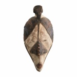 ARTE AFRICANA - Antiga e bela máscara Africana em madeira. Exemplar parte de coleção. Dimensôes: 40 cm x 22 cm x 21 cm.