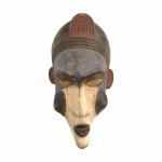 ARTE AFRICANA - Antiga e bela máscara Africana em madeira. Exemplar parte de coleção. Dimensôes: 32 cm x 18 cm x 14 cm.