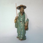 CHINA - Antiga estatueta "PESCADOR" em cerâmica esmaltada com ricos detalhes.Dimensôes : aprox : 28 cm .
