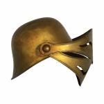 Elmo em metal dourado com viseira articulada. Equipamento bélico medieval para proteção craniana. Pequenas mossas.  Dimensões: 19cm x 19cm x 27 cm.