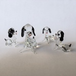 MURANO - Conjunto com 4 delicados cachorros em pasta de vidro translúcido, com detalhes em preto. Dimensôes: 4cm maior peça.