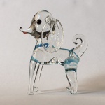 MURANO - Delicado cachorro em pasta de vidro translúcido com detalhes em azul. Dimensões: 6 cm.