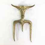 Antigo tridente em bronze maciço com parte superior no formato de cabeça de touro. Dimensões: 16 cm x 10 cm x 2,5 cm.