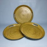 VIETNAM - Conjunto com 3 bandejas de servir, formato circular, feito à mão com tiras de Bamboo. Sinais de uso. Dimensões: 35 cm x 5 cm.