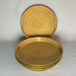 VIETNAM - Conjunto com 4 bandejas de servir, formato circular, feito à mão com tiras de Bamboo. Sinais de uso. Dimensões: 40 cm x 5 cm.