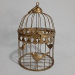 Antiga e delicada gaiola em metal revestido de dourado decorada com figuras de pássaros. Dimensões: 25 cm altura aproximadamente.