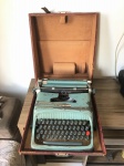 OLIVETTI STUDIO 44 - Antiga máquina de escrever, anos 50,  com maleta de transporte original. Mecanismo funcionando. Revestimento com desgastes. Dimensões totais. 15 cm x 35 cm x 40 cm.