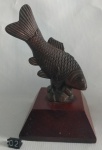 Escultura executada em bronze representando peixe, base em madeira. Sem assinatura. Medida: 14x9.