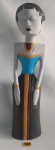 Escultura esculpida em bloco de madeira representando mulher egípcia, não possui assinatura, maior comprimento 49 cm.