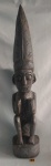 Belíssima Escultura, representando Aborígine Africano, esculpida em madeira ebanizada. Altura: 82 cm.