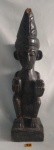 Belíssima Escultura, representando Aborígine Africano, esculpida em madeira ebanizada. Altura:59 cm. Obs: pequena parte do adorno da cabeça faltando e restauro na orelha.