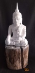 Escultura indiana ricamente entalhada em bloco único de madeira nobre (base e escultura), representando " Buda ", Med. 50,18 cm.