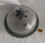 Luminária de teto em bronze com cúpula em vidro fosco e com linda lapidação funciona com uma lâmpada. Medindo 26,5 cm.