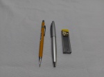 Lote de caneta Crown esferográfica (funcionando) e Lapiseira pentel 0,9mm + grafite.