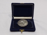 Medalha Anverso: "Escola Superior De Guerra - Brasil 1949-1974", verso "Jubileu de prata 25 Anos", em metal prateado. Medindo 6cm de diâmetro.