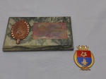 Lote de placa em mármore com brasão militar e medalha brasão militar. Medindo a maior 20cm x 12cm.