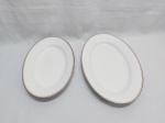 Jogo de 2 travessas oval em porcelana Vista Alegre Portugal, friso prata. Medindo a maior 38,5cm x 25cm