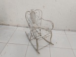 Cadeira de balanço infantil em ferro, modelo folhinha da década de 40 Medindo o assento 36cm x 35cm e 67cm de altura do encosto