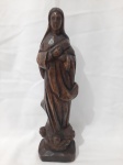 Imagem de Nossa Senhora da Conceição em madeira entalhada. Medindo 36cm de altura.