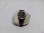 Relógio de pulso com pulseira em couro legítimo da Ostral e maquinário da Suiço da Wenger S.A.K Design. Necessita de bateria. Medindo 3,5cm de diâmetro.