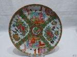 Prato decorativo em porcelana Cia das Índias, padrão Imari, com pintura em relevo. Medindo 24,5cm de diâmetro. Leve bicado na borda.