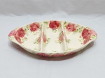 Petisqueira oval com 3 divisões em porcelana Weiss floral. Medindo 34cm x 21cm x 5cm de altura.