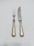 Garfo trinchante e facão em alpaca AEC, modelo Christofle. Medindo o garfo 28cm de comprimento e a faca 31cm de comprimento.