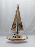 Enfeite de barco veleiro em madeira com emblema do Club de Regatas Vasco da Gama. Medindo 23cm de comprimento x 57cm de altura.