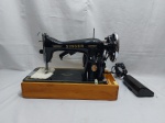 Antiga maquina de costura Singer, modelo CAT WZC 9-8. Funcionando perfeitamente, na bolsa de couro.