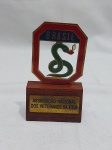 Medalha "A cobra vai fumar" em bronze com base em madeira. Associação Nacional dos Veteranos da FEB. Medindo 11,5cm de altura.