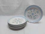 Jogo de 6 pratos de sobremesa em porcelana com estampa floral azul. Medindo 19,5cm de diâmetro.
