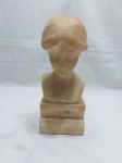 Lindo busto feminino em alabastro, com assinatura no verso e selo na base. Medindo 20cm de altura.